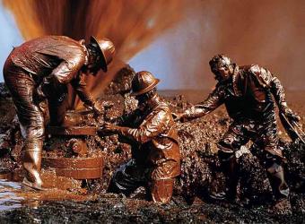 Trabajadores cubiertos de petr�leo